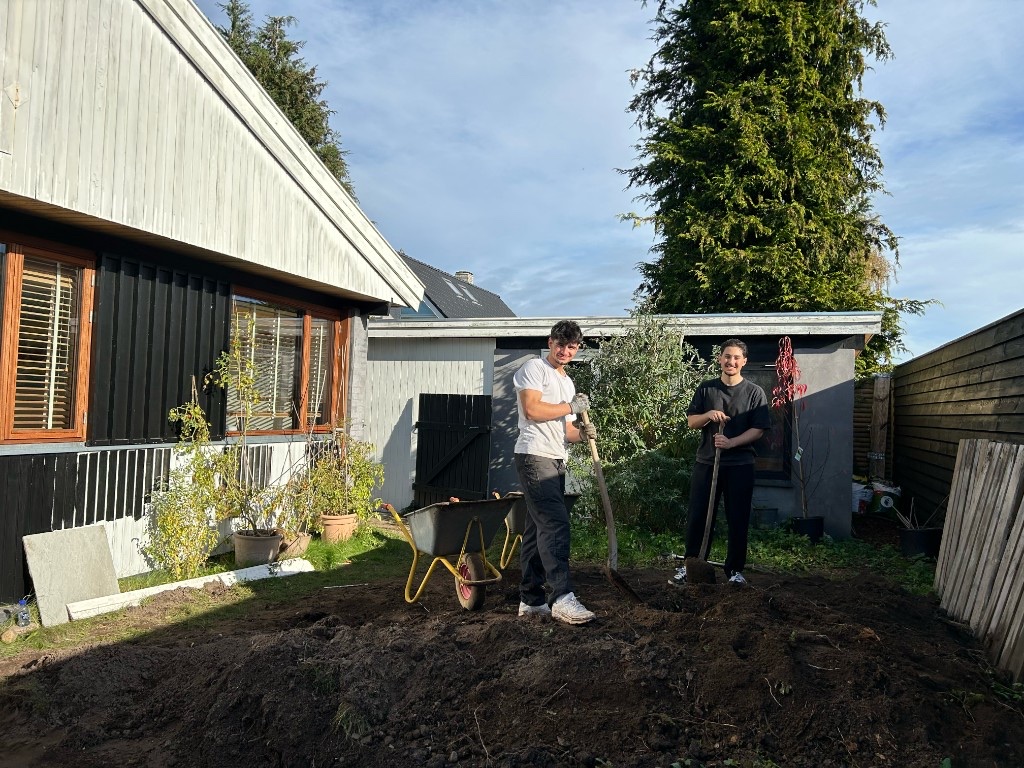 Adam fra Danhjælp i gang med entreprenør- og havearbejde i en baghave